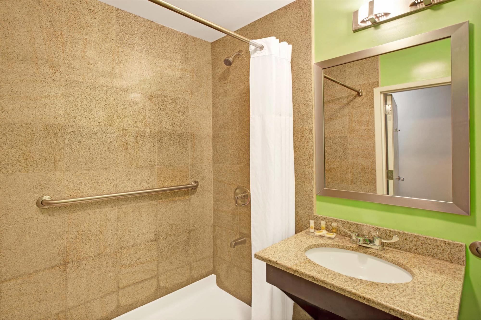 Days Inn & Suites By Wyndham Ozone Park/Jfk Airport New York Kültér fotó